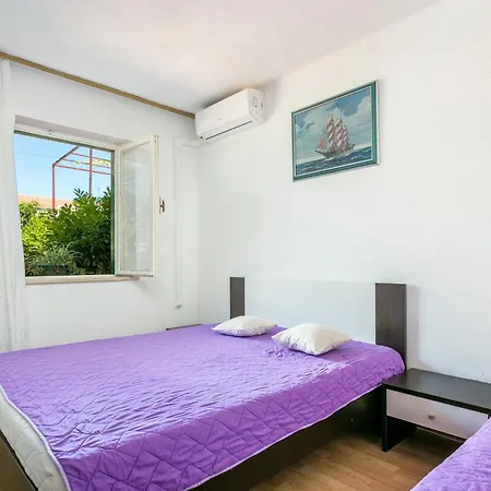 Гостевой дом And With Parking Space Supetar, Brac - 5658