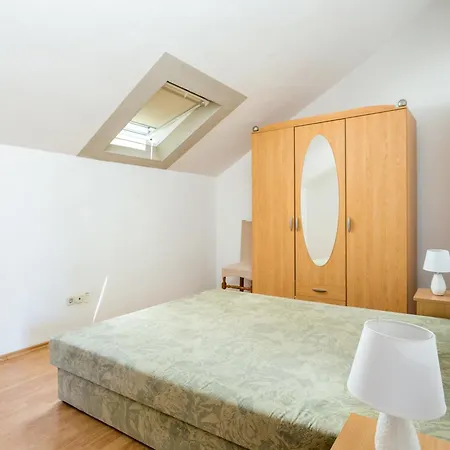 Гостевой дом And With Parking Space Supetar, Brac - 5658